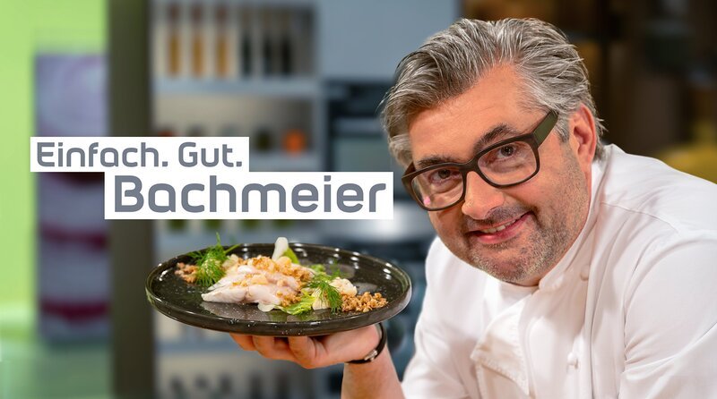 Key Visual/​Cover Sendereihenbild mit Typo zu „Einfach. Gut. Bachmeier“. „Drei Dinge braucht ein guter Koch: Wasser, Salz und eine Prise Leidenschaft, weil ohne die geht gar nix in der Küche.“ So lautet das Credo des niederbayerischen Meisterkochs Hans Jörg Bachmeier. Und so kocht er auch: Einfach, aber gut und vor allem bleibt die Zutatenliste jederzeit überschaubar. Hans Jörg Bachmeier hat auch den Anspruch, dass die Fernsehzuschauer seine Rezepte leicht nachkochen können. Deshalb gibt es in jeder Sendung auch Küchentricks vom Profi. Weiteres Bildmaterial finden Sie unter www.br-foto.de. – Bild: BR/​Ralf Wilschewski/​Montage: BR