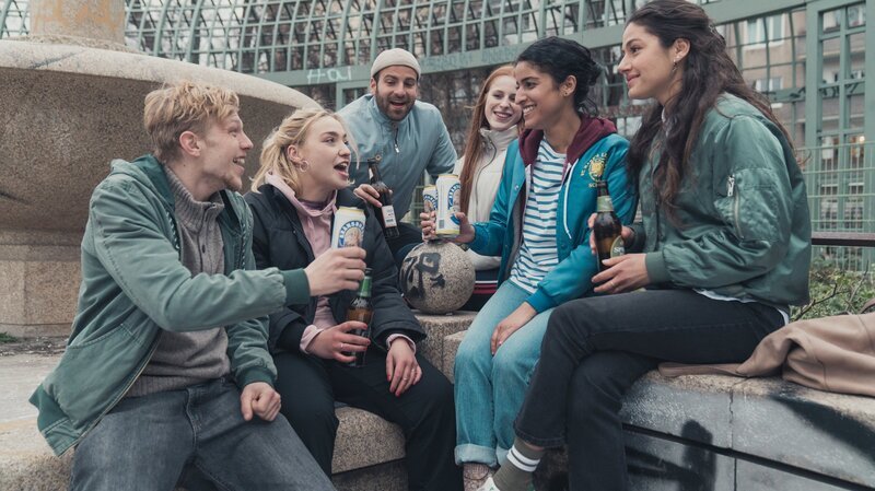 Hanna (Banafshe Hourmazdi, 2.v.r.) hat endlich ihren Abschluss in der Tasche. Das feiert sie mit ihrer Freundin Sarah (Soma Pysall, r.) und ihren beiden Mitbewohnern Tobi (Leonard Kunz, l.) und Holly (Bineta Hansen, 2.v.l.). – Bild: ZDF und Marcus Glahn