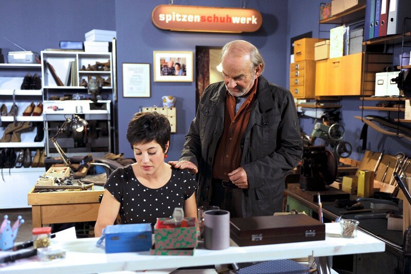Hannes (Claus Dieter Clausnitzer, r.) sieht mit Sorge, dass Ariane (Alexandra Horn, l.) verbissen versucht, zwei Aufträge gleichzeitig durchzuziehen. – Bild: ARD/​Nicole Manthey
