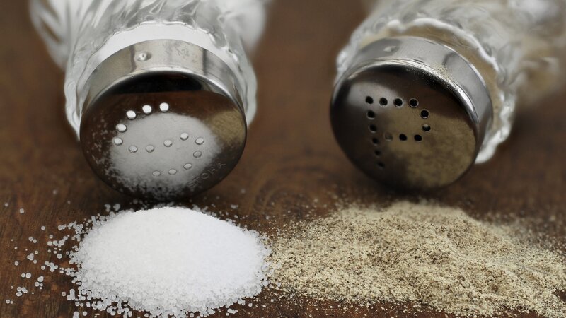 Salt and pepper on wooden table – Bild: rsester /​ Getty Images/​iStockphoto /​ iStockphoto – ThinkstockPhotos-4