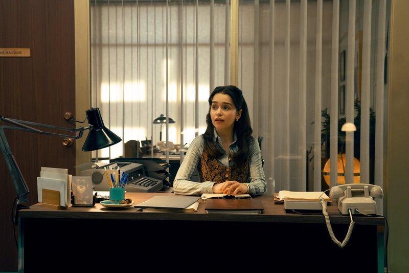 PONIES -- Episode 103 – Pictured: Emilia Clarke as Bea – Bild: PEACOCK /​ Katalin Vermes /​ Peacock TV LLC