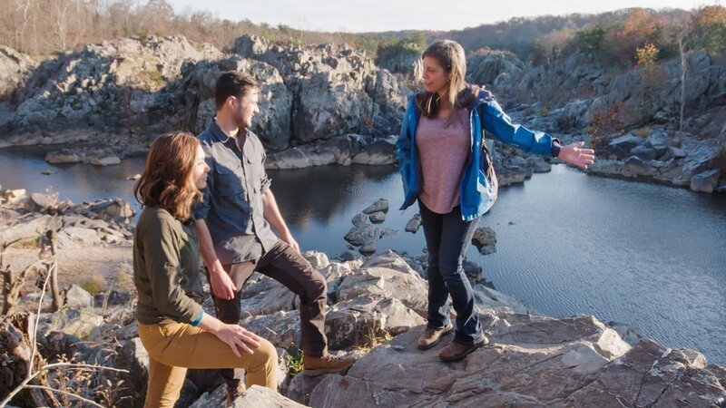 Jessica Chobot und Phil Torres sprechen mit der Archäologin Suzanne Trussell (r.) – Bild: Diego Contreras /​ Diego Contreras /​ Discovery Communications, LLC