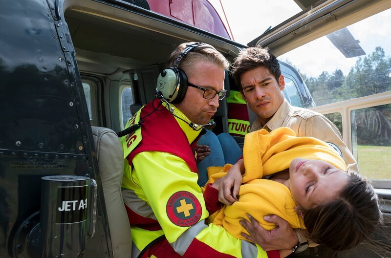 Jonas (Philipp Danne) hat die verletzte Ausreißerin Maxi (Anais Cherif) gefunden. Die Crew des Rettungshubschraubers versorgt das verletzte Mädchen. – Bild: MDR/​ndF/​Jens-Ulrich Koch