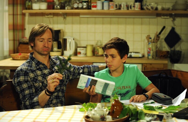 Felix und Gregor versuchen gemeinsam den Zweig zu bestimmen. Von links: Gregor Brunner (Holger M. Wilhelm) und Felix Kramer (Shayan Hartmann). – Bild: BR/​Marco Orlando Pichler