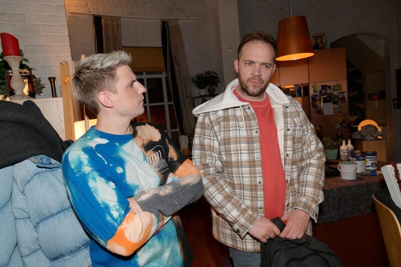 Moritz (Lennart Borchert, l.) erkennt Eriks (Patrick Heinrich) Sorge, der gerade von Tonis Undercover-Einsatz erfahren hat. – Bild: RTL /​ Rolf Baumgartner /​ Rachelust