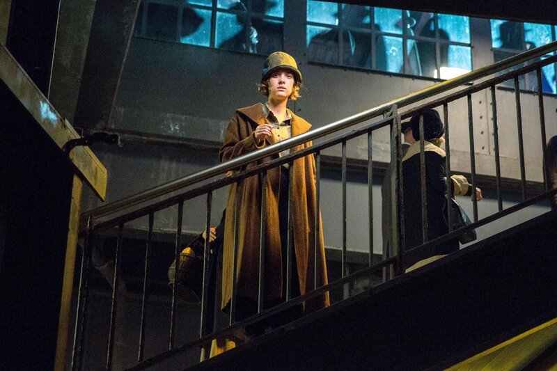 Charlotte Ritter (Liv Lisa Fries) bei einer Beschattung am Bahnhof Friedrichstraße. – Bild: ORF 2