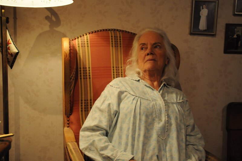 Theres (Ursula Erber) ist verzweifelt, weil sie nicht schlafen kann. – Bild: BR/​Jo Bischoff