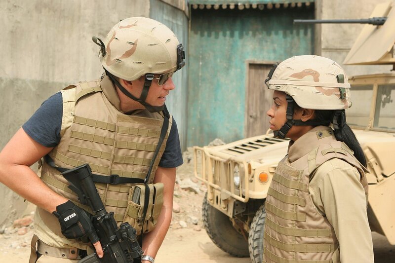 L-R: Captain Rankin, ein im Irak stationierter Marine, kommt während eines Mörserangriffs ums Leben. Doch es stellt sich heraus, dass er erschossen worden ist. Gibbs und seine Leute übernehmen die Ermittlungen. Tony (Michael Weatherly) und Nikki Jardine (Susan Kelechi Watson) untersuchen den Fall vor Ort in Bagdad. – Bild: 13TH STREET /​ CBS Broadcasting Inc.