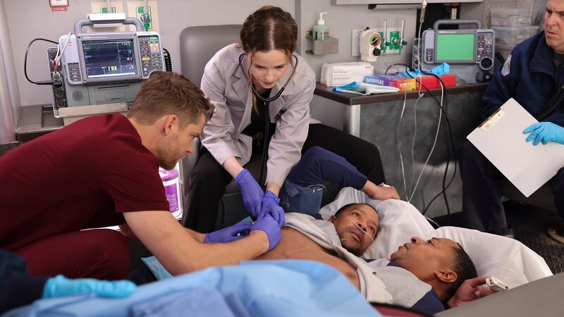 Chicago Med Staffel 10 Folge 10 Siamesische Zwillinge werden eingeliefert: Luke Mitchell als Dr. Mitch Ripley, Sarah Ramos als Dr. Caitlin Lenox – Bild: SRF/​NBC Universal