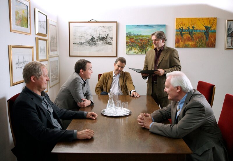 Zurück in Rust erwartet die Männer eine Überraschung: Claudias Testament ist aufgetaucht und beinhaltet eine Klausel, die den Vorvertrag zwischen Georg und Paul für null und nichtig erklärt. Von links: Thomas Stickler (Harald Krassnitzer), Paul Stickler (Achim Schelhas), Georg Plattner (Stefan Fleming), Andreas Koblenz (Max Herbrechter), Gottfried Schnell (Wolfgang Hübsch). – Bild: ARD/​ARD/​ORF/​Petro Domenigg