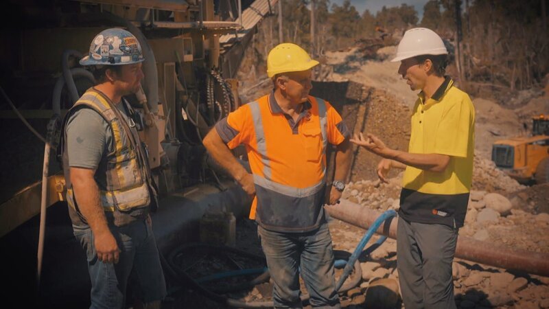 Parker Schnabel (r.) – Bild: Warner Bros. Discovery