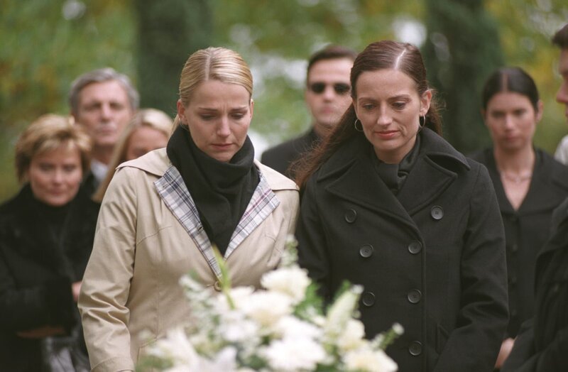 Erschüttert stehen Bianca (Tanja Wedhorn, l.) und Kathy (Nicola Ransom, r.) am Grab von Ursula Berger und nehmen Abschied von der geliebten Großmutter. – Bild: ZDF und Britta Krehl