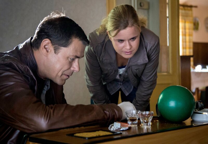 ARD HEITER BIS TÖDLICH – MORDEN IM NORDEN, II. Staffel der Krimiserie am Vorabend mit 16 neuen Folgen, Folge 18 „Der Pudelkaiser“ am Dienstag (02.04.13) um 18:50 Uhr im Ersten. Am Strand von Travemünde wurde die Leiche von Björn Aufderheide gefunden. Er hat das Wochenende mit seinem Kegelclub im Hotel Strandidylle verbracht. Finn Kiesewetter (Sven Martinek, l.) und Sandra Schwartenbeck (Marie-Luise Schramm, r.) schauen sich die Kegelbahn an. – Bild: ARD/​Georges Pauly