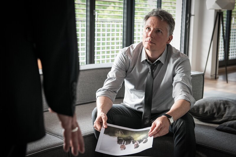 Hugo von Bergen (Thomas Sarbacher, l.) erpresst Bertram Kaiser (Max Urlacher, r.) – Bild: ZDF/​Christoph Assmann