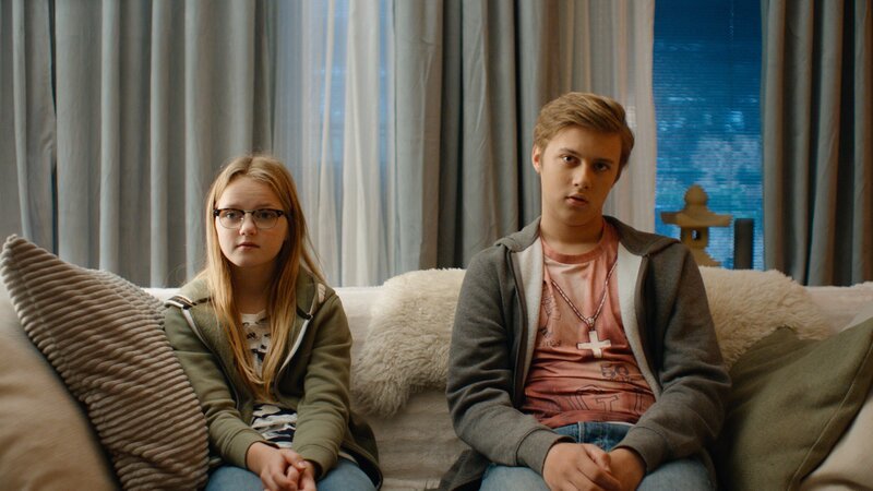 Floor (Bobbie Mulder) und Kees (Ole Kroes) hören ihren Eltern zu, die ihnen erzählen, dass sie sich scheiden lassen. – Bild: NDR/​NL Film