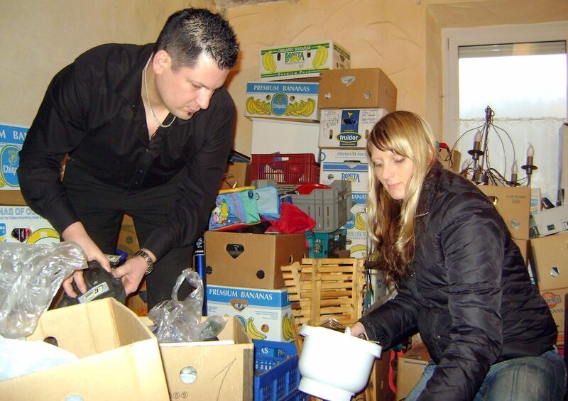 Oliver und seine Freundin Tanja müssen sich durch den angsammelten Trödel kämpfen.. – Bild: RTL II