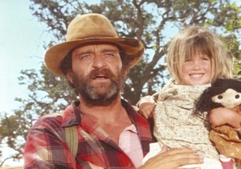 Mr. Edwards (Victor French, l.) freut sich, die kleine Carrie (Lindsay Sidney Greenbush, r.) wieder zu sehen. – Bild: Sat.1 Gold