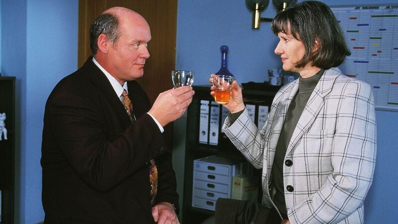 Jutta (Claudia Loerding), die in Karl Heinz (Wolfgang Finck) das Ebenbild ihres geliebten Gerhard sieht, wird für diesen bald zur willigen Komplizin. – Bild: RTL