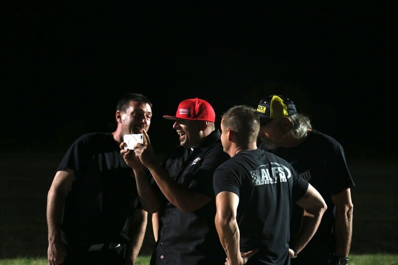 Daddy Dave, Big Chief and Monza check out video results on race night. – Bild: Discovery Communications