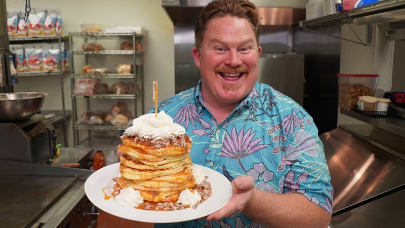 Host Casey Webb posed with The Pac Stack Challenge in Salt Lake City, UT as seen on Man v. Food, season 6. – Bild: Food Network /​ Discover Images: TCWF603_TCWF_Sa /​ Discovery, Inc.
