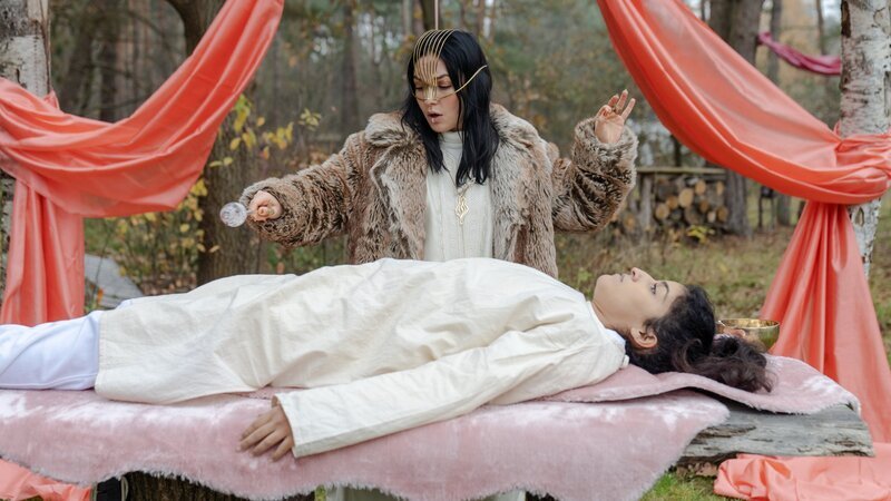 Ein Wiedersehen der anderen Art: Hanna (Banafshe Hourmazdi, r.) und ihre Ex Lara, die sich neuerdings Crystal (Emma Drogunova, M.) nennt. – Bild: ZDF und Marcus Glahn