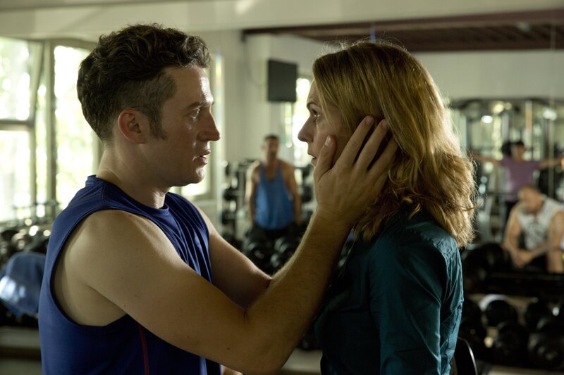 Thomas (Josef Heynert) erzählt Carmen (Lisa Martinek), dass er sich von seinen zwei Katzen verabschiedet hat. – Bild: ZDF/​Volker Roloff