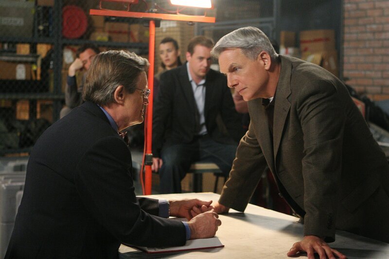 Das FBI platzt beim NCIS mit der Nachricht herein, dass die Leiche von La Grenouille gefunden wurde. Fornell stellt Gibbs’ Team und Director Shepard unter Beobachtung und verhört alle Kollegen nacheinander. – Bild: AXN