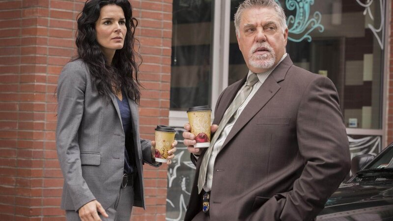 Jane Rizzoli (Angie Harmon) und Det. Vince Korsak (Bruce McGill) sind geschockt: Ihr Kollege ist bei einem Autounfall ums Leben gekommen. – Bild: MG RTL D /​ Warner Bros.