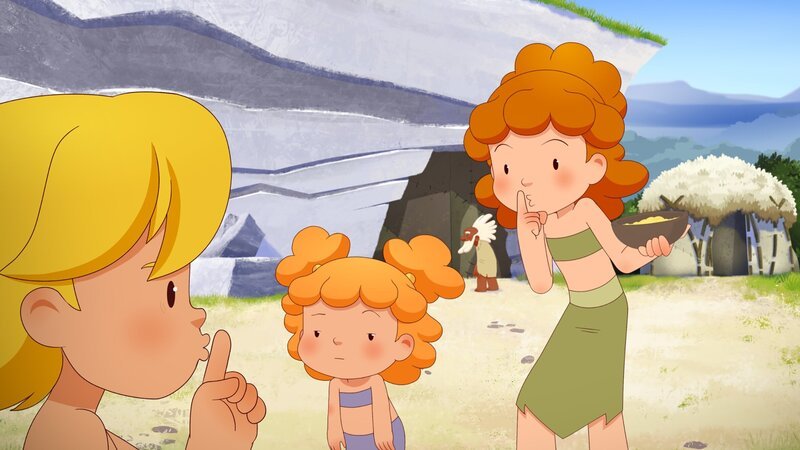 Tara, Kori und Tib überlisten Aron, um eine heilende Tinktur für den verletzten Tumtum zu besorgen. – Bild: KiKA/​hr/​TF1/​GO-N Productions