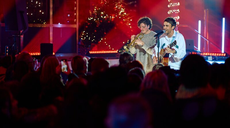 Clueso und Trompeter Konstantin Döben beim MDR JUMP Bands for Friends in Seifffen – Bild: MDR/​Hagen Wolf