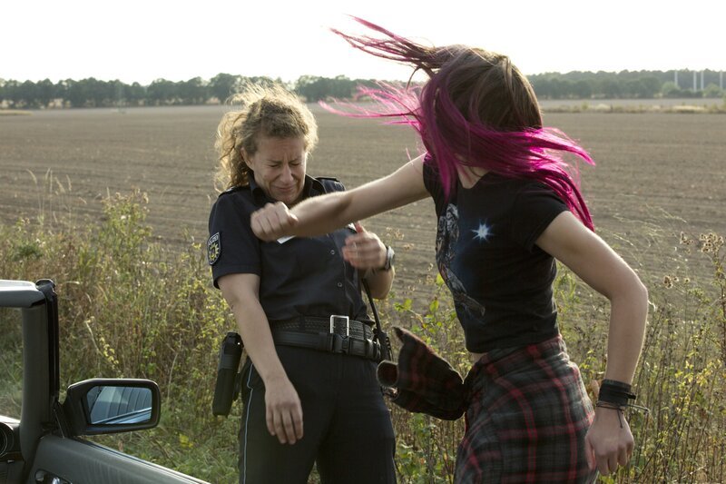 Sascha (Laura Berlin, r.) greift die Polizistin (Alessija Lause, l.) an, weil sie sich von ihr provoziert fühlt. – Bild: ZDF und Volker Roloff