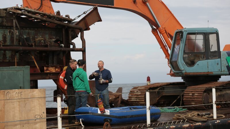 The AU Grabber crew talking outfront. – Bild: Thomas Peyton /​ Discovery Channel /​ Photo bank 32672_ep310_008 /​ Discovery Communications