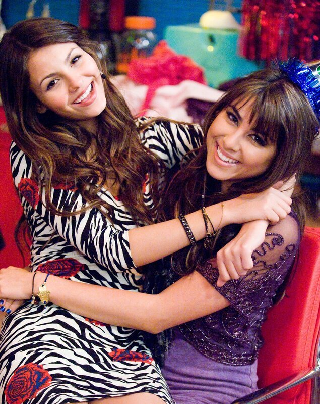 „The Birthweek Song“ -- Pictured: Tori (Victoria Justice, in black and white stripes) and Trina (Daniella Monet) in VICTORIOUS on Nickelodeon. – Bild: LISA ROSE /​ NICKELODEON /​ NICKELODEON /​ VIACOM, INTERNATIONAL, INC., ALL RIGHTS RESERVED