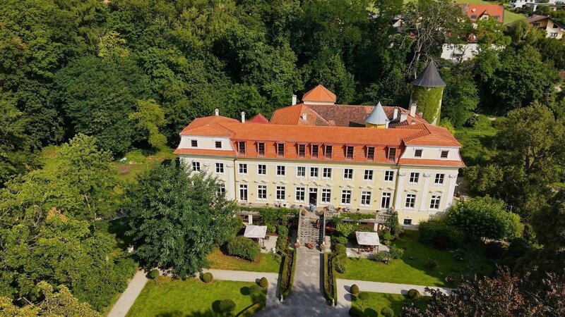 Schloss Stuppach. Der Besitzer von Schloss Stuppach – Franz de Paula Aton Reichsgraf von Walsegg – hat das Requiem 1971 bei Mozart für seine verstorbene Frau in Auftrag gegeben – Bild: ORF/​ORF-NÖ