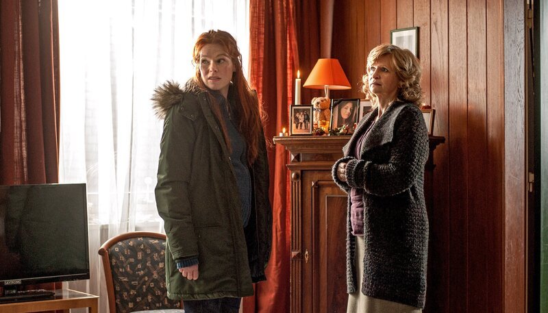 Lona (Henny Reents) spricht mit Claudia Bittner (Johanna Gastdorf), der Mutter ihrer verstorbenen Freundin. – Bild: NDR/​Gordon Timpen