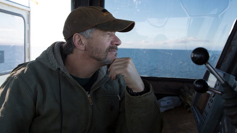 Hank looking out to the sea from the ship. – Bild: Trevor Hudson /​ Discovery Channel