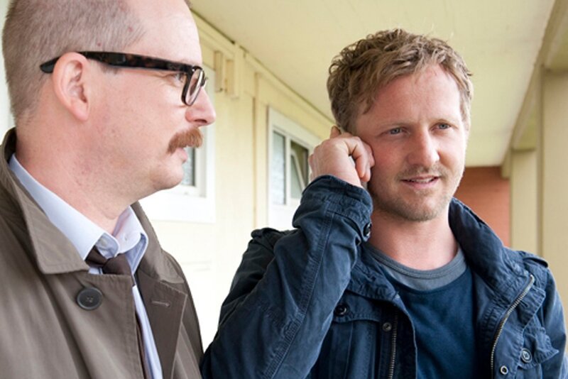 Hauptkommissaren Franz Kappl (Maximilian Brückner) und Stefan Deininger (Gregor Weber li.) – Bild: SWR/​SR/​Manuela Meyer