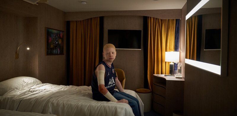 Samuel Kalambayi als Elvis – Bild: Sky Studios /​ Die Verwendung ist nur bei redaktioneller Berichterstattung im Rahmen einer Programmankündigung ab 2 Monate vor der ersten Auss /​ © 2023 Sky Studios Limited/​Sky Italia S.r.l./​INDIANA Production S.p.a./​PANTALEON Films GmbH