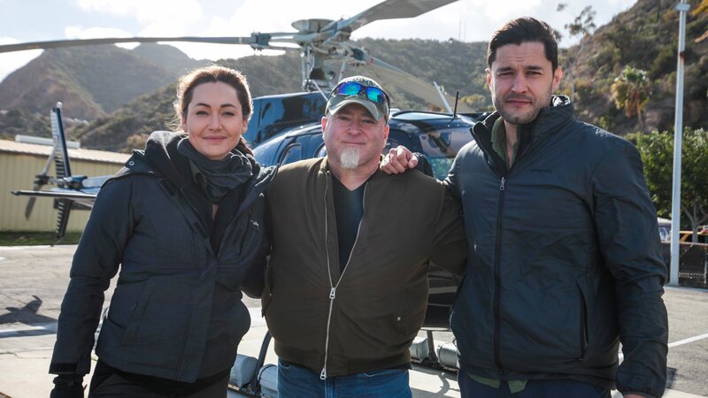 Die Moderatoren Jessica Chobot (l.) und Phil Torres (r.) fliegen mit Luis Elizondo (m.) in den Himmel. – Bild: Discovery Communications, LLC