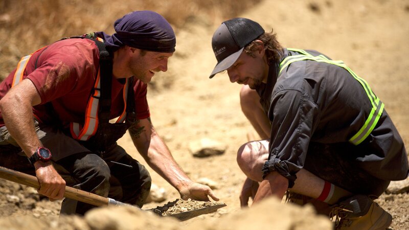 Danny Etheridge on the ground with Parker Schnabel, holding a shovel. – Bild: Discovery Communications, LLC