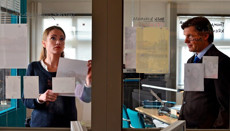Julia Thiel (Lisa Maria Potthoff) und Dr. Brunner (Max Hopp) bei Ihren Ermittlungen. – Bild: ARD Degeo/​NDR/​Christiane Pausch