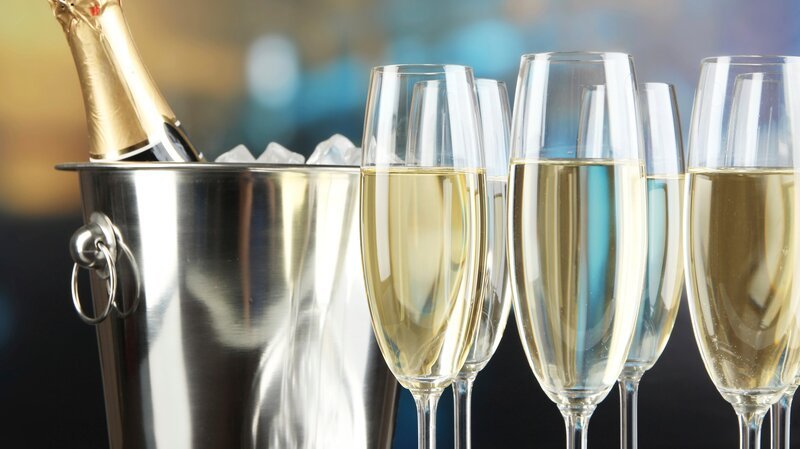 Champagne in glasses on  restaurant background – Bild: belchonock /​ Getty Images/​iStockphoto /​ ThinkstockPhotos-177650047.