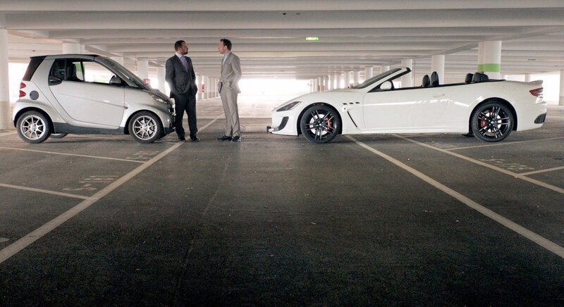 ARD VORSTADTWEIBER, neue Serie mit 10 Folgen, Folge 5 am Dienstag (26.05.15) um 20:15 Uhr im Ersten. Bertram (Lucas Gregorowicz, r.) gibt Georg (Jürgen Maurer, l.) zu verstehen, dass er von seinem Techtelmechtel mit dem Politiker Schnitzler weiß. – Bild: ARD/​ORF/​MR Film