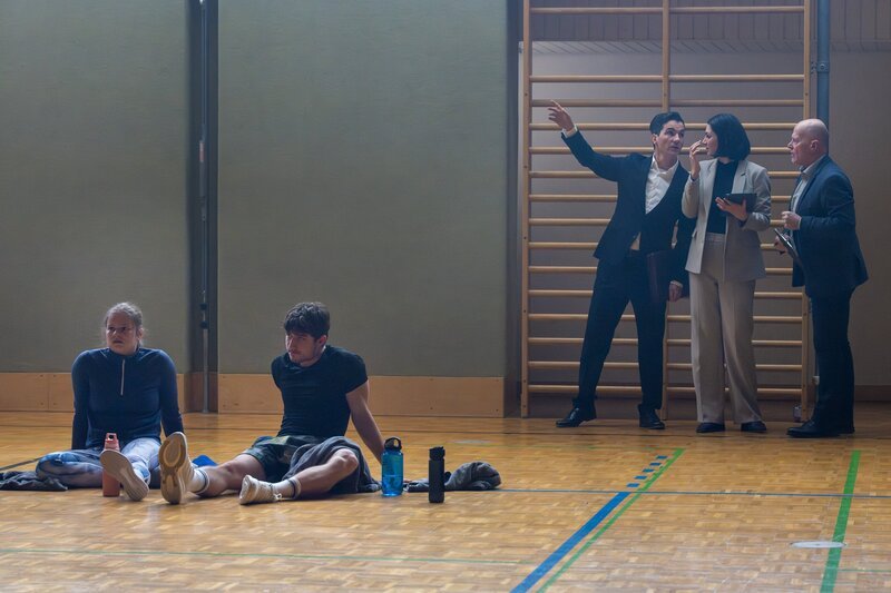 Dani Strobl (Emilia Warenski, l.), Nikki Auer (Imre Lichtenberger, 2.v.l.), Tony (Sean McDonagh, m.), Assisstentin (Laetitia Tourkassissian). – Bild: ORF/​BR/​Superfilm/​Stefanie Leo