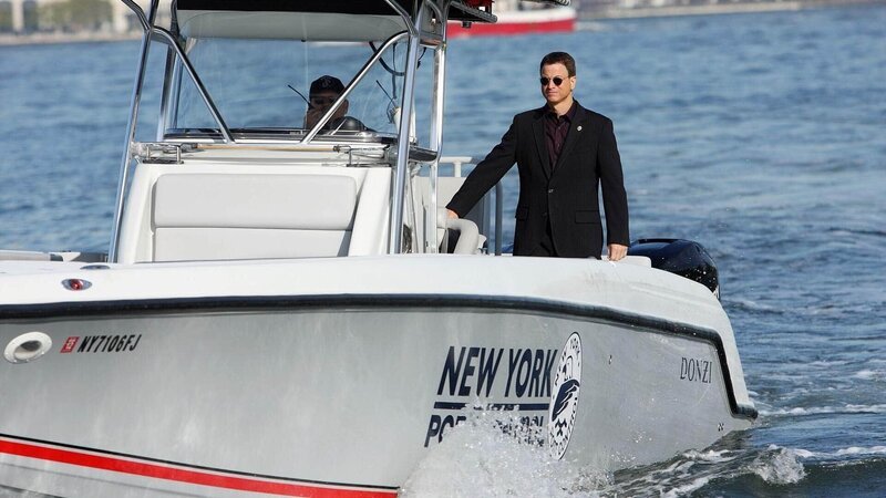 Ein Mann fällt von einer Brücke auf einen Attentäter und beendet so einen Amoklauf auf dem East River. Det. Mac Taylor (Gary Sinise) will herausfinden, ob der Sprung wirklich ein Selbstmord war. – Bild: TVNOW /​ CBS