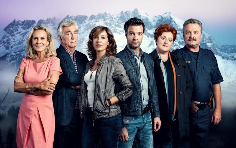 Key-Visual: Das Team der SOKO Kitzbühel: Andrea L’Arronge als Gräfin Schönberg, Heinz Marecek als Hannes Kofler, Julia Cencig als Nina Pokorny, Jakob Seeböck als Lukas Roither, Veronika Polly als Dr. Stefanie Löcker und Ferry Öllinger als Kroisleitner. – Bild: ORF/​Gebhardt Productions/​Stefanie Leo