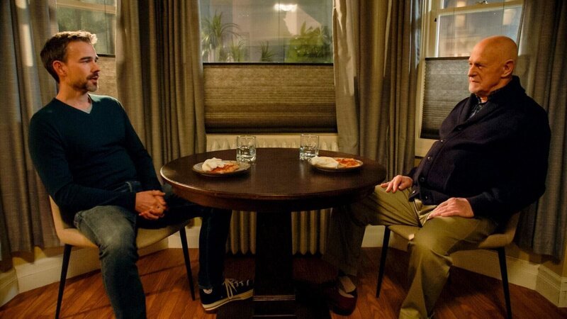 Alex (Christopher Gorham, l.); Hollace Kilbride (Gerald McRaney, r.) – Bild: ORF/​Sevenone International/​CBS