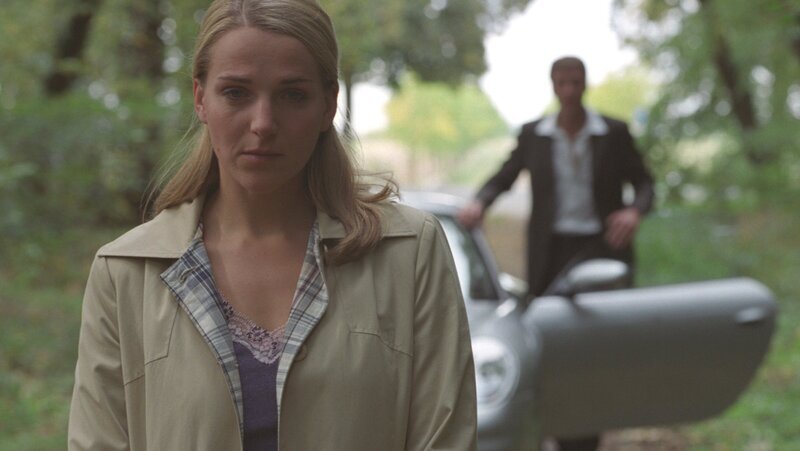 Nach einem erneuten Kuss mit Oliver (Patrik Fichte, r.), muss Bianca (Tanja Wedhorn, l.) mit sich allein sein. – Bild: ZDF und Britta Krehl