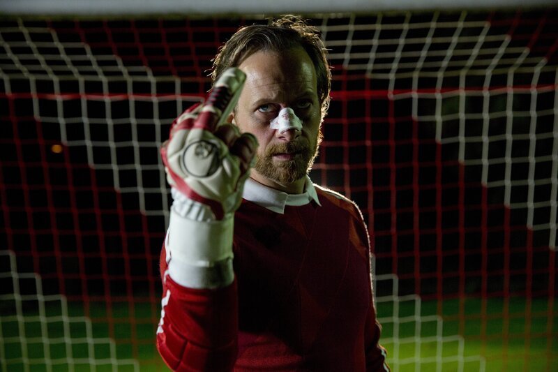 Ein Elfmeterschießen mit Richard (Fabian Busch) im Tor entscheidet darüber, ob Frank den Sportwagen wiedererlangt. – Bild: ZDF/​Volker Roloff