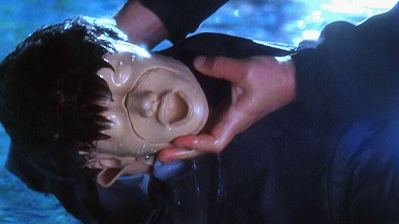 Erst als das CSI-Team die vermeintliche Leiche aus dem Swimmingpool geborgen hat, wird klar, dass es sich um eine Gummipuppe handelt … – Bild: TVNOW /​ CBS